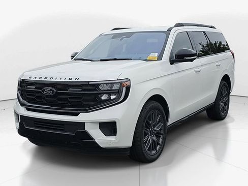 Used 2025 Ford Expedition Platinum w/ Stealth Performance Package AWD/4WD image 7