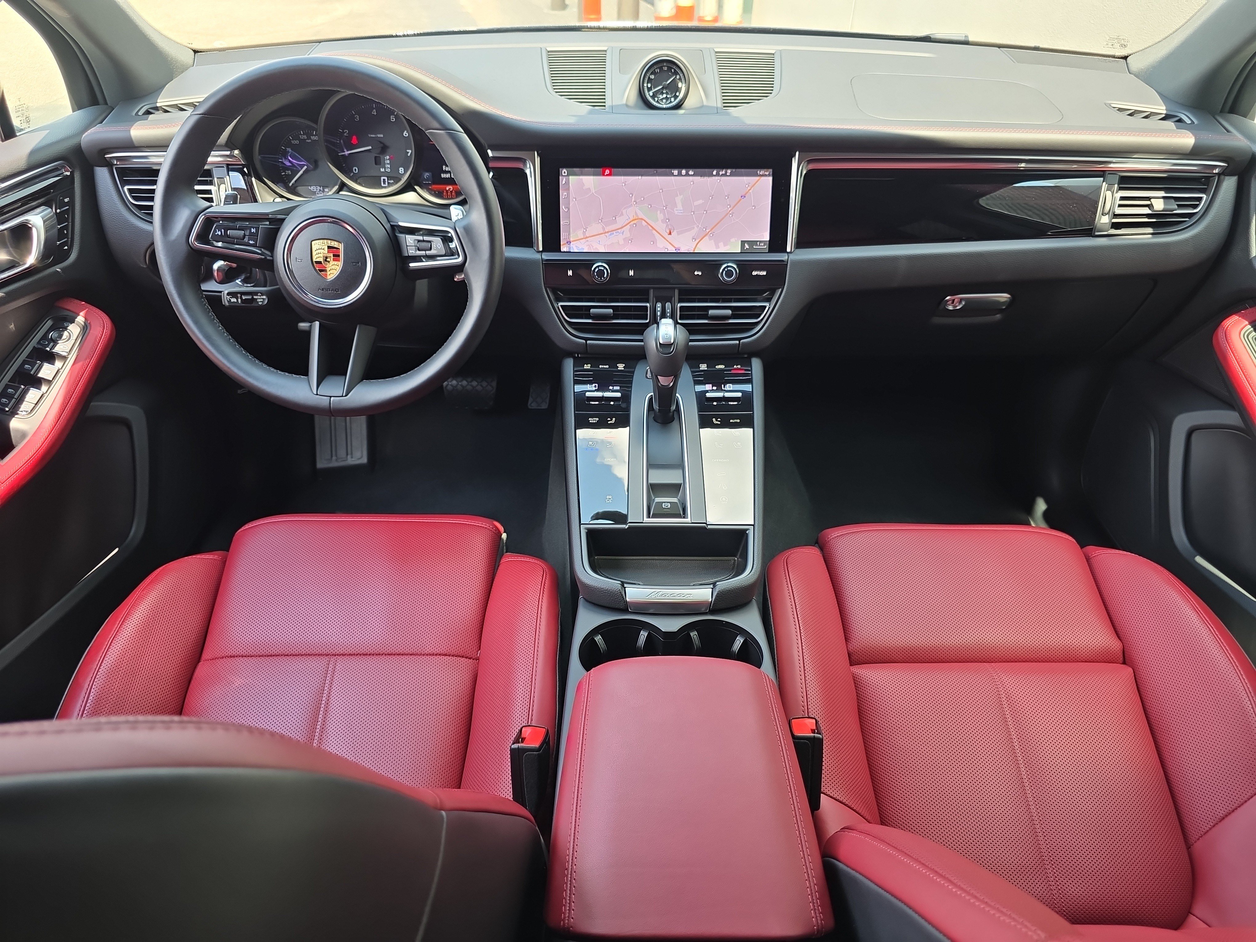Used 2025 Porsche Macan AWD/4WD image 16