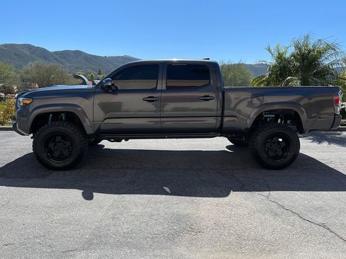 Used 2021 Toyota Tacoma TRD Sport w/ Technology Package AWD/4WD image 8