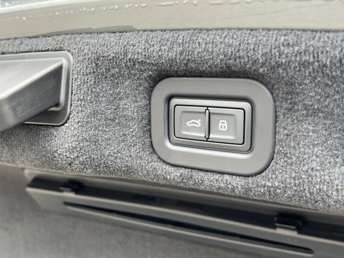 Certified 2025 Bentley Flying Spur Plug-In Hybrid image 24