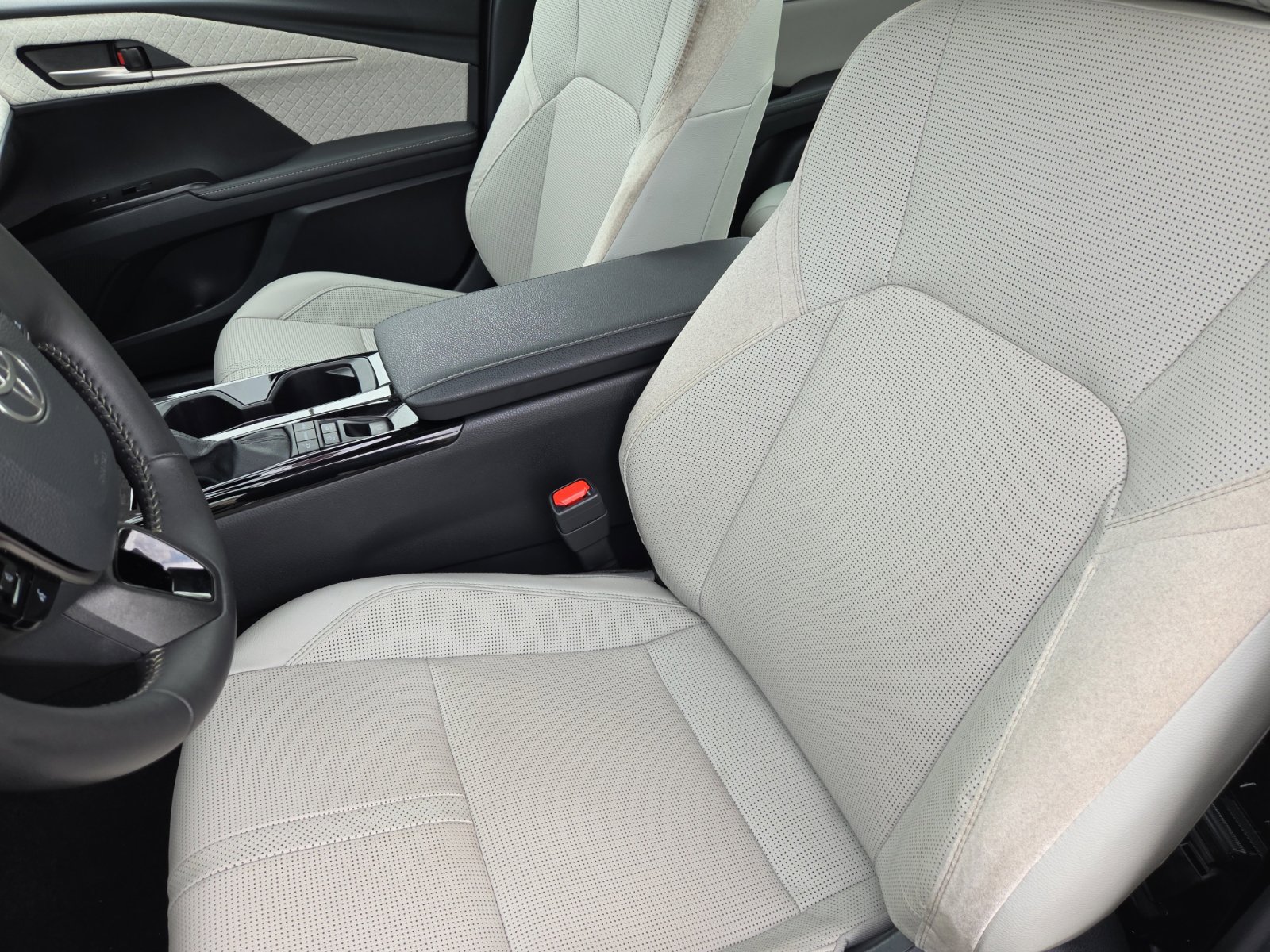 Used 2025 Toyota Camry XLE FWD image 18