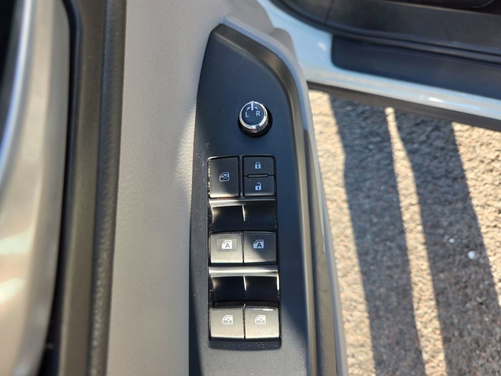 Used 2016 Toyota Highlander XLE AWD/4WD image 25