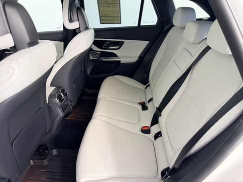 Used 2024 Mercedes-Benz GLC 300 4MATIC image 23