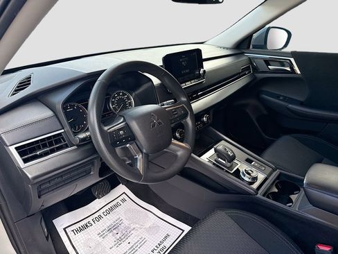 Used 2024 Mitsubishi Outlander ES FWD image 10