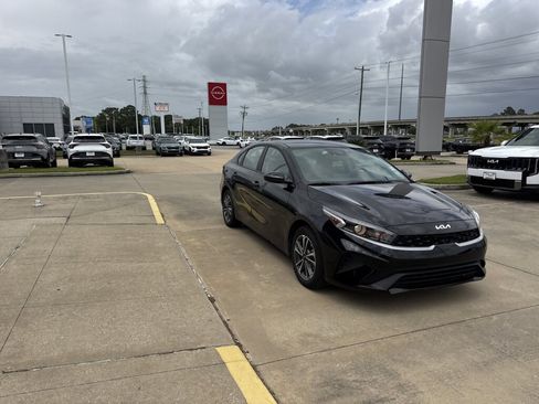Certified 2024 Kia Forte LXS FWD image 8