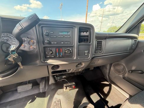 Used 2006 Chevrolet Silverado 3500 2WD Regular Cab w/ Heavy-Duty Power Package image 15