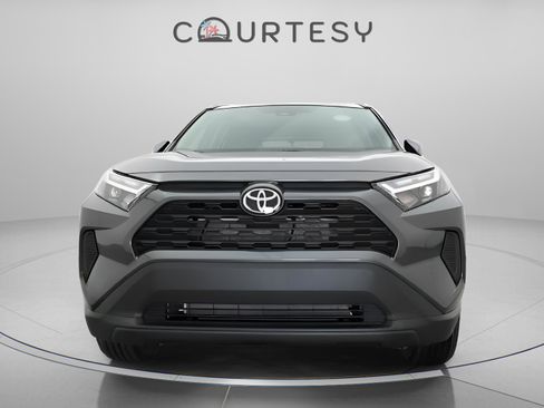 Used 2025 Toyota RAV4 XLE FWD image 24
