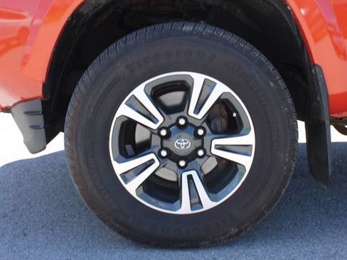 Used 2017 Toyota Tacoma TRD Off-Road AWD/4WD image 32