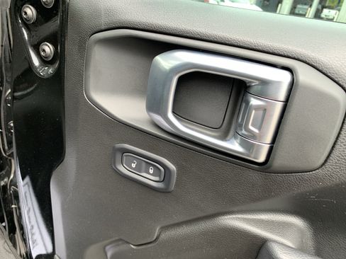 Used 2024 Jeep Wrangler Unlimited w/ Convenience Group AWD/4WD image 40