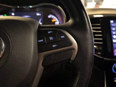 Used 2020 Jeep Grand Cherokee Altitude AWD/4WD image 38