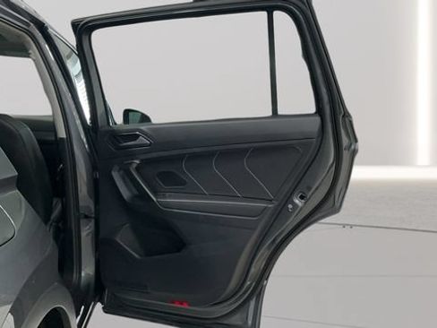 Certified 2024 Volkswagen Tiguan SE w/ Panoramic Sunroof Package AWD/4WD image 33