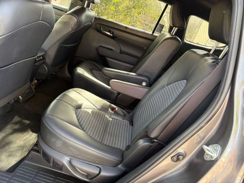 Used 2024 Toyota Highlander XSE image 39