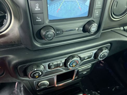 Used 2018 Jeep Wrangler Unlimited Sport image 26