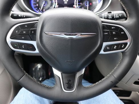 Used 2024 Chrysler Pacifica Touring-L FWD image 35