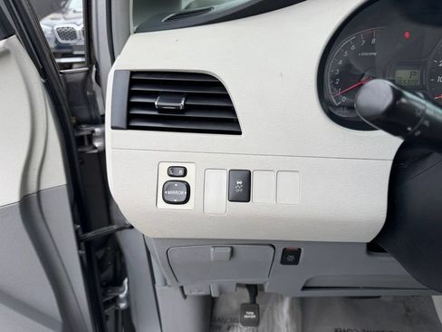 Used 2011 Toyota Sienna LE w/ Towing Pkg AWD/4WD image 24