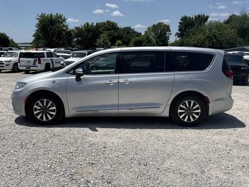 Used 2023 Chrysler Pacifica Limited FWD image 3