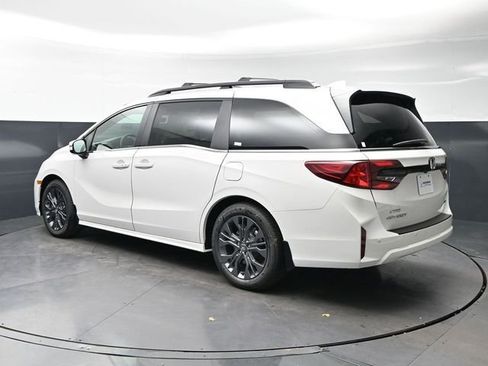 New 2026 Honda Odyssey Touring image 7