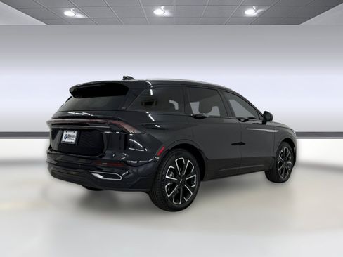 Used 2025 Lincoln Nautilus Reserve AWD/4WD image 9