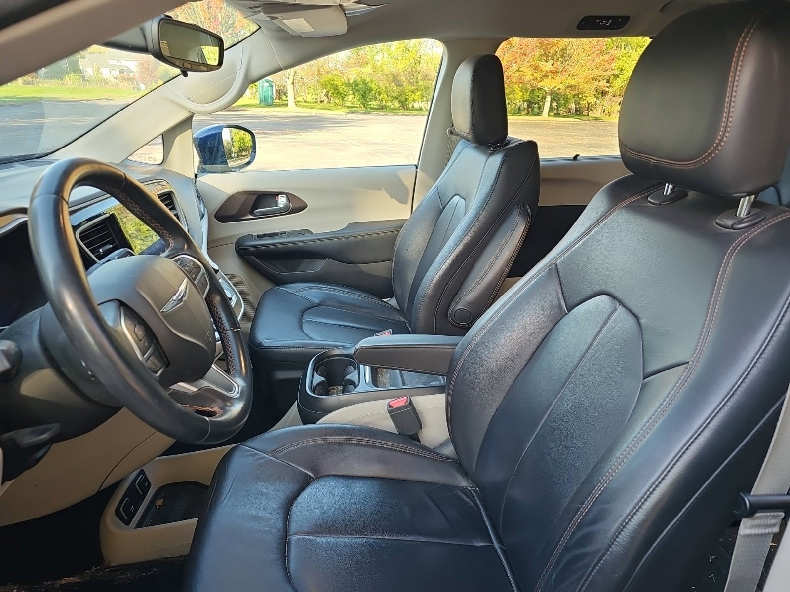 Used 2017 Chrysler Pacifica Touring-L FWD image 16