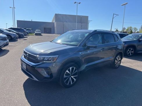 Used 2023 Volkswagen Taos SE w/ Panoramic Sunroof Package AWD/4WD image 4