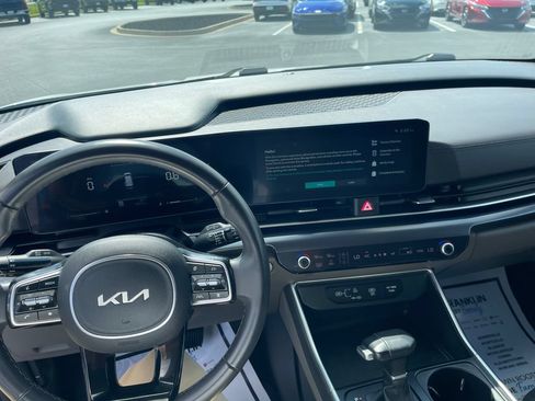 Used 2025 Kia Carnival FWD image 16