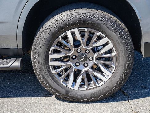 Used 2025 Chevrolet Tahoe Z71 AWD/4WD image 9