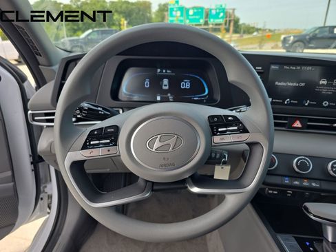 Certified 2025 Hyundai Elantra SE FWD image 15