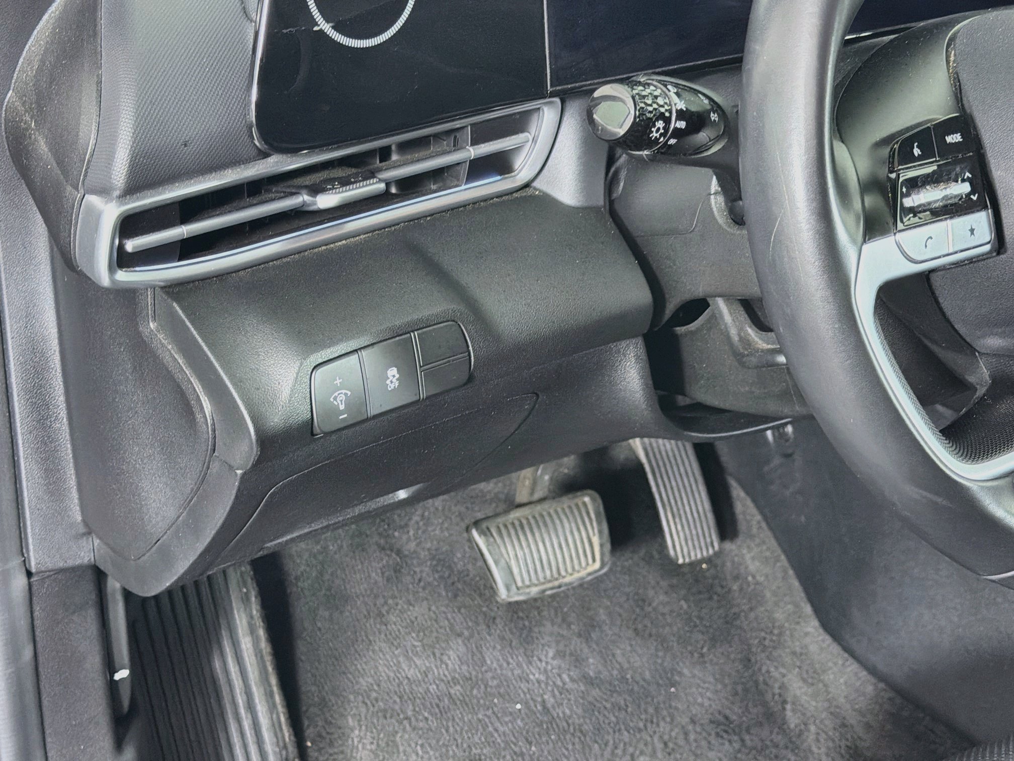 Used 2025 Hyundai Elantra Limited FWD image 17
