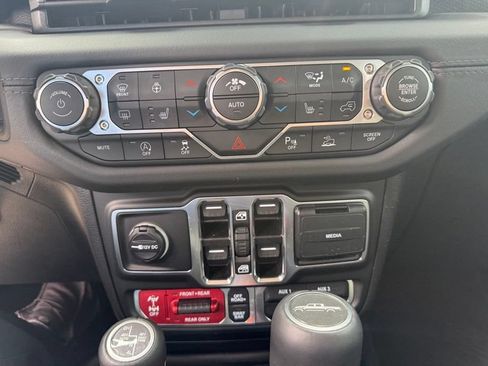 Used 2025 Jeep Gladiator Rubicon AWD/4WD image 9