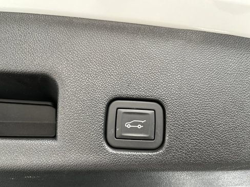 Used 2025 Chevrolet Traverse LT image 10