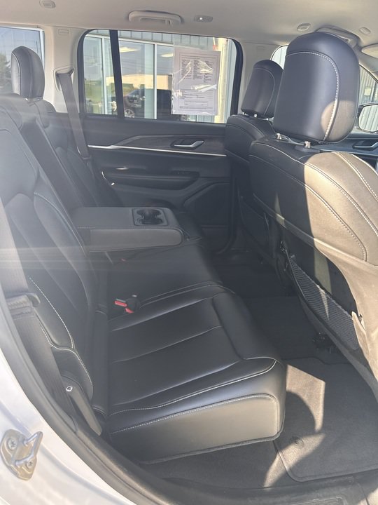 Used 2023 Jeep Grand Cherokee Limited AWD/4WD image 14