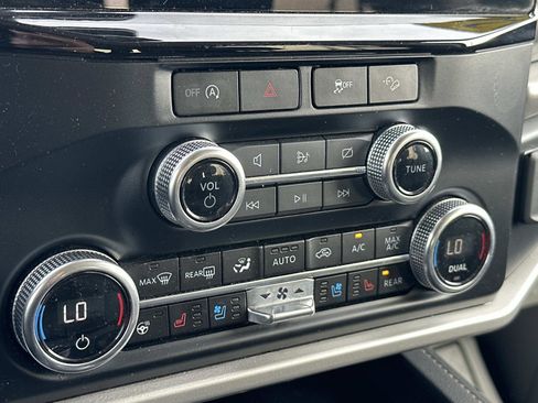 Certified 2024 Ford Expedition XLT image 27