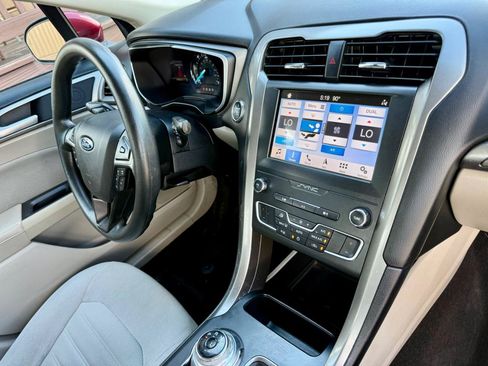 Used 2019 Ford Fusion SE FWD image 28