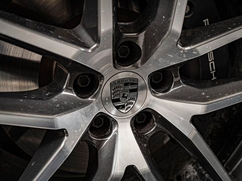 Certified 2025 Porsche Macan image 13