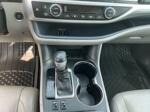 Used 2016 Toyota Highlander XLE image 12