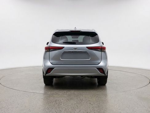 Used 2025 Toyota Highlander LE image 7