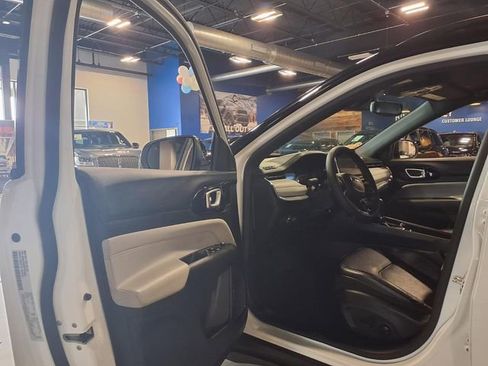 Used 2023 Jeep Compass Limited AWD/4WD image 15