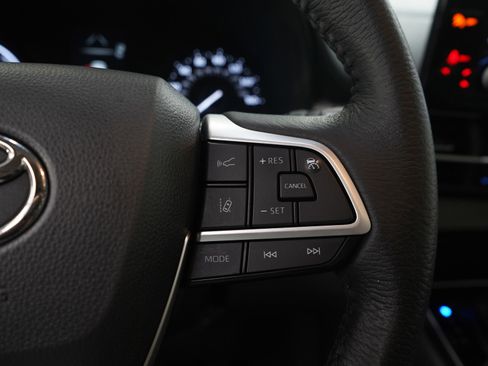 Used 2023 Toyota Sienna XLE FWD image 27