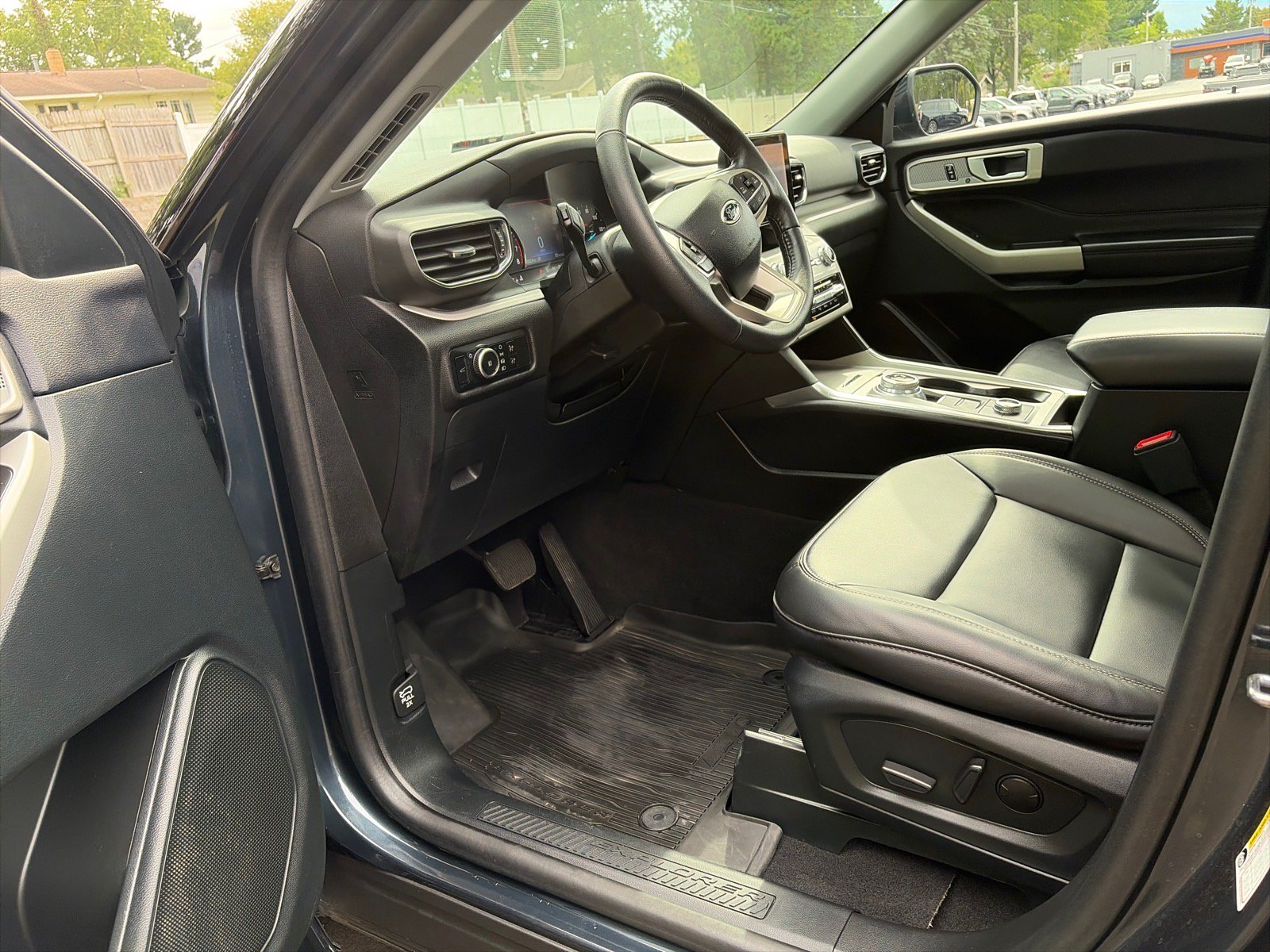 Used 2024 Ford Explorer XLT w/ Equipment Group 202A AWD/4WD image 9