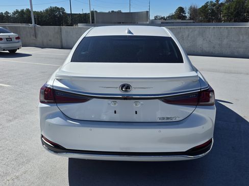 Used 2024 Lexus ES 300h w/ Luxury Package image 4