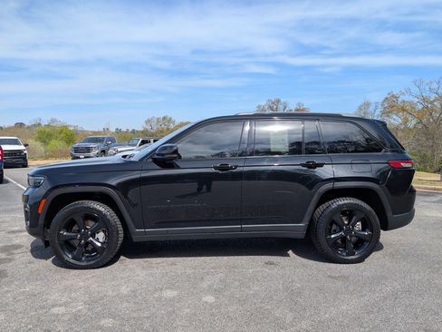 Used 2023 Jeep Grand Cherokee Limited w/ Black Appearance Package image 6