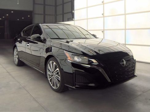 Used 2025 Nissan Altima 2.5 SL FWD image 2