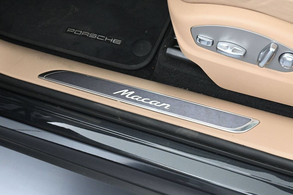 Certified 2026 Porsche Macan AWD/4WD image 16