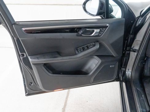 Certified 2026 Porsche Macan AWD/4WD image 16