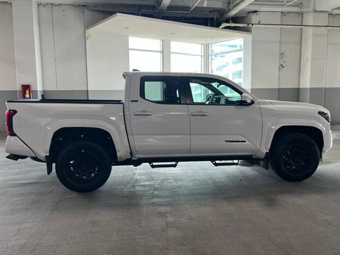 Used 2025 Toyota Tacoma SR5 AWD/4WD image 12