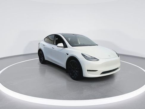 Used 2022 Tesla Model Y Long Range image 2