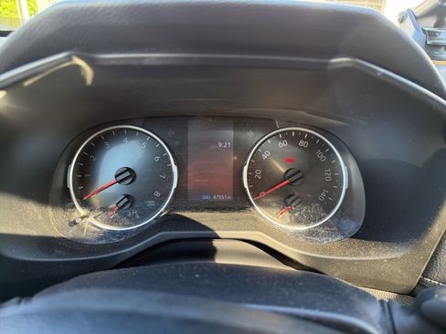 Used 2021 Toyota RAV4 XLE Premium image 10