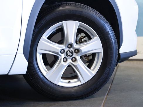 Used 2022 Toyota Highlander L image 10