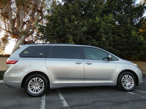 Used 2015 Toyota Sienna XLE image 5