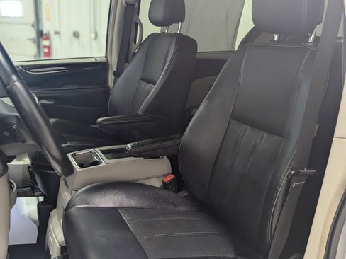 Used 2016 Chrysler Town & Country Touring w/ Driver Convenience Group FWD image 11